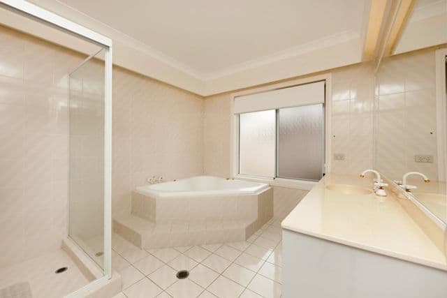 37 Charolais Crescent, BENOWA WATERS QLD 4217, Benowa - Thumbnail 6
