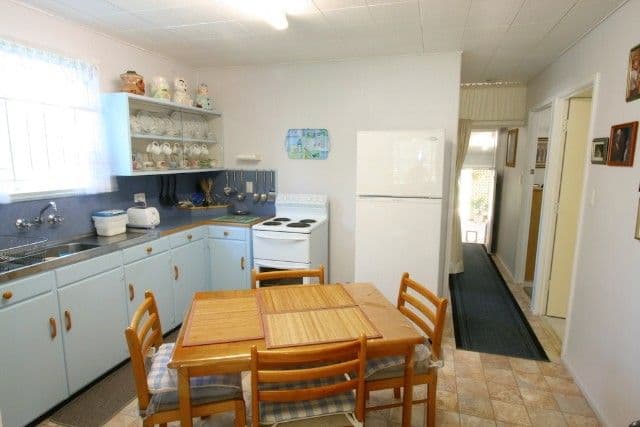 24 Redbank Road, REDCLIFFE QLD 4020, Redcliffe - Thumbnail 2