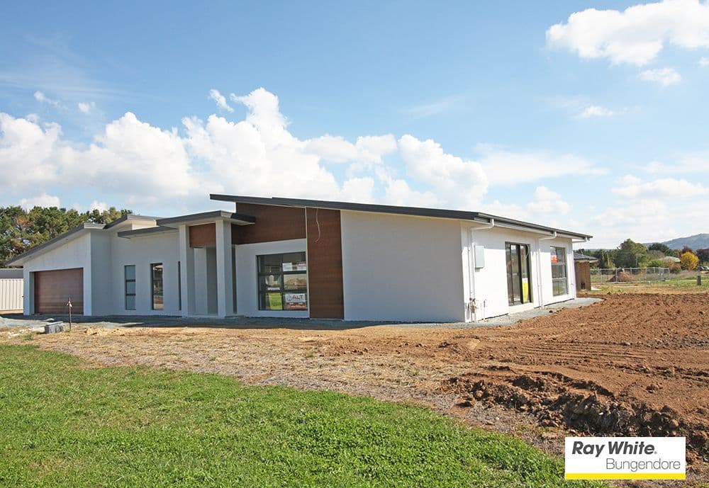 2 Bluskie Close, Bungendore - Image 1