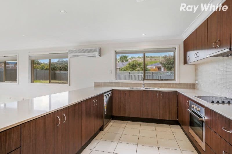 2 Chestnut Chase, Pakenham VIC 3810, Pakenham - Thumbnail 3
