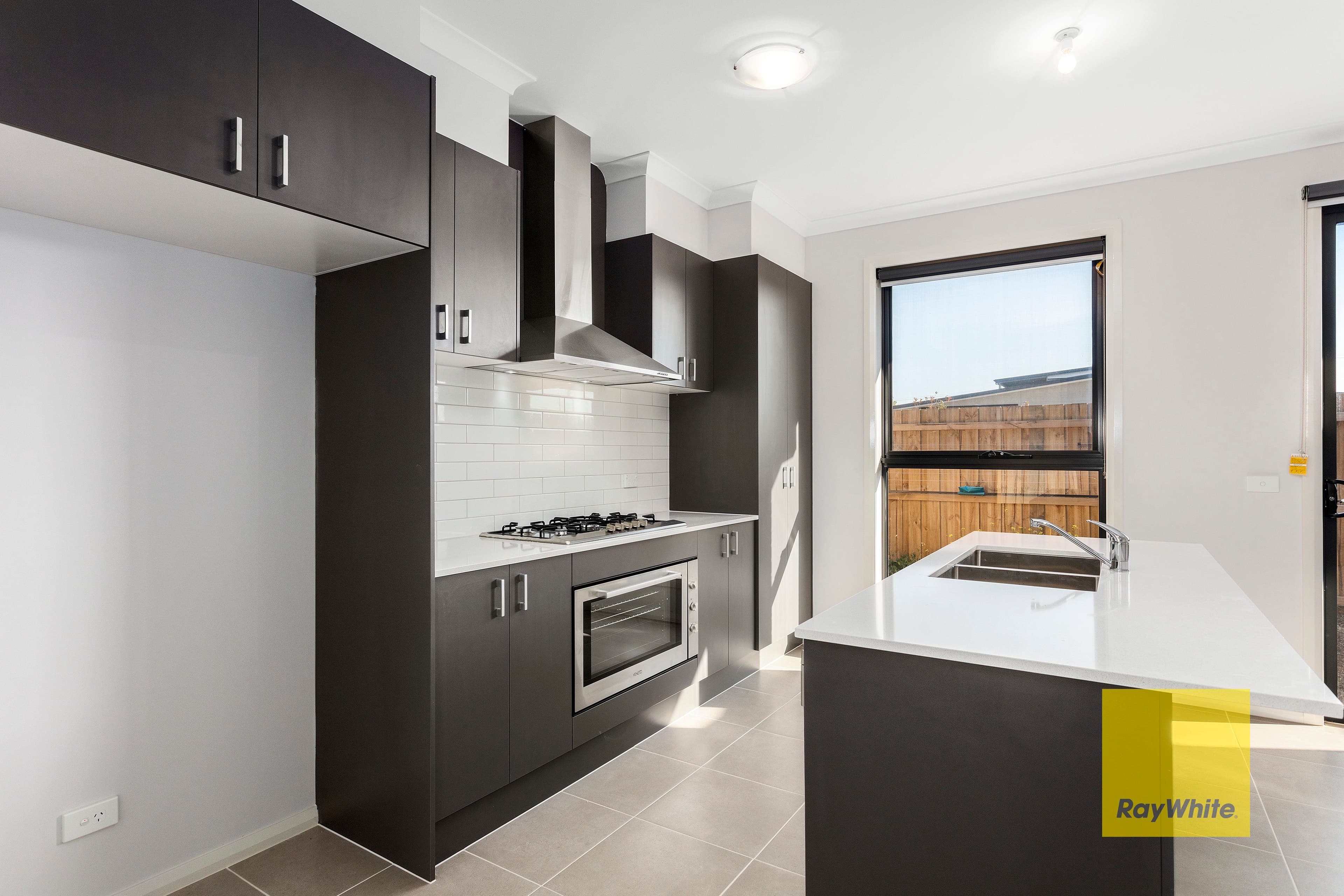10 Sanderling Avenue, Armstrong Creek VIC 3217, Armstrong Creek - Thumbnail 2
