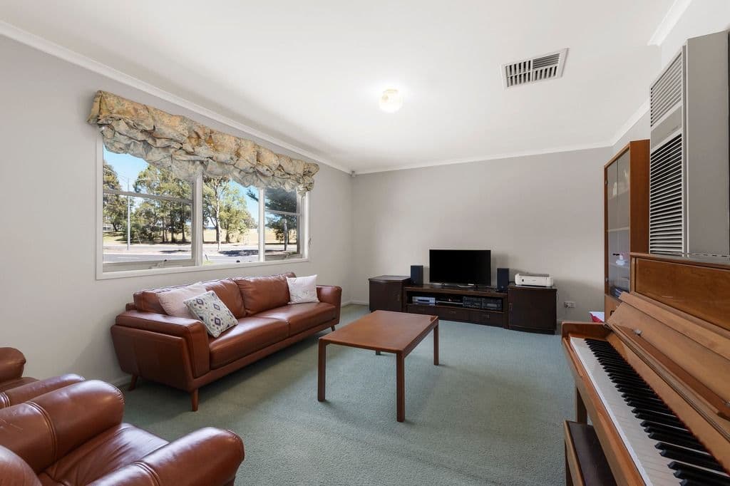 28 Rutherford Way, Roxburgh Park VIC 3064, Roxburgh Park - Thumbnail 3