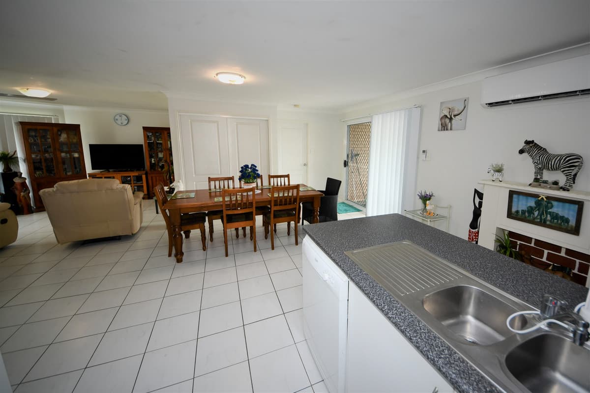 12 Joseph Street, GRACEMERE, Haywards Bay - Thumbnail 6