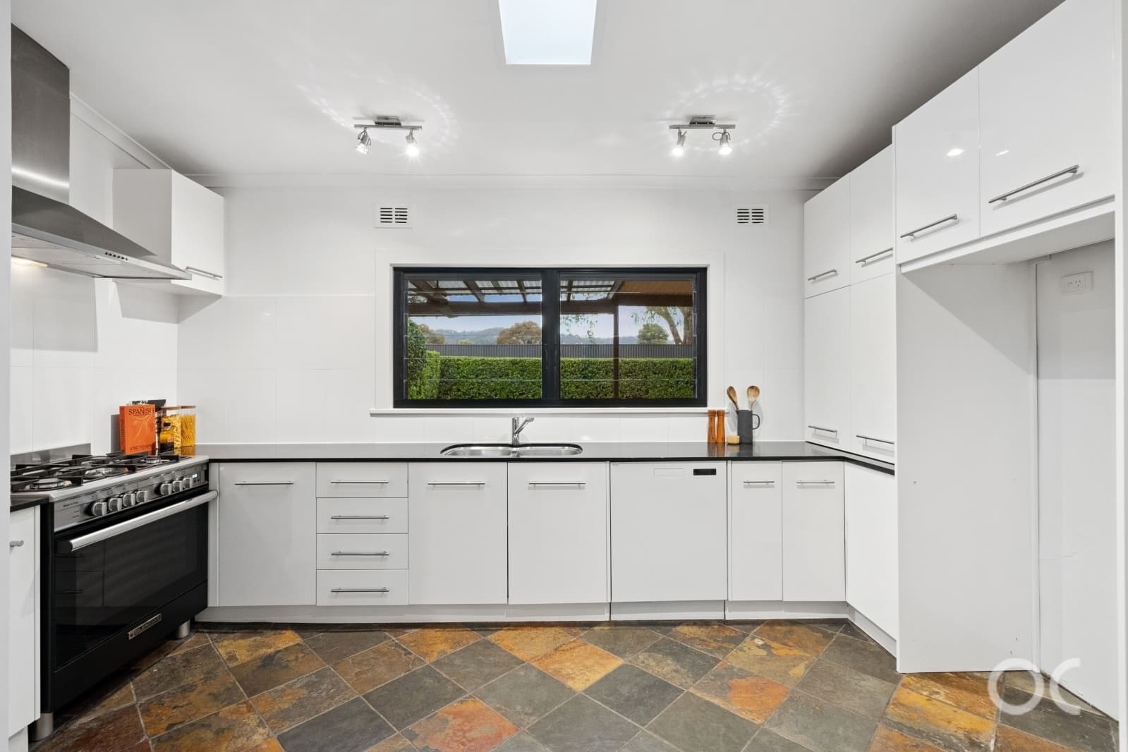 34 Hillview Road, Kingswood - Thumbnail 6