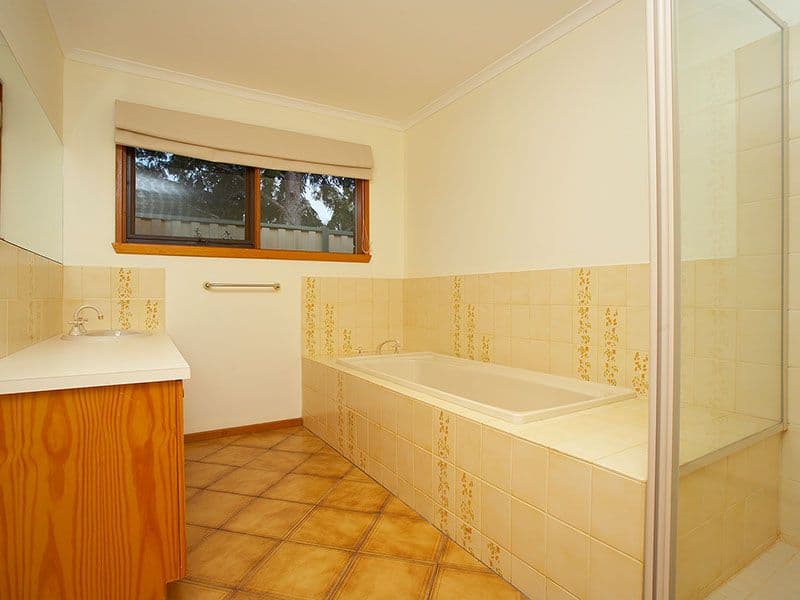 5 Mirboo Court, MELTON VIC 3337, Melton - Thumbnail 4