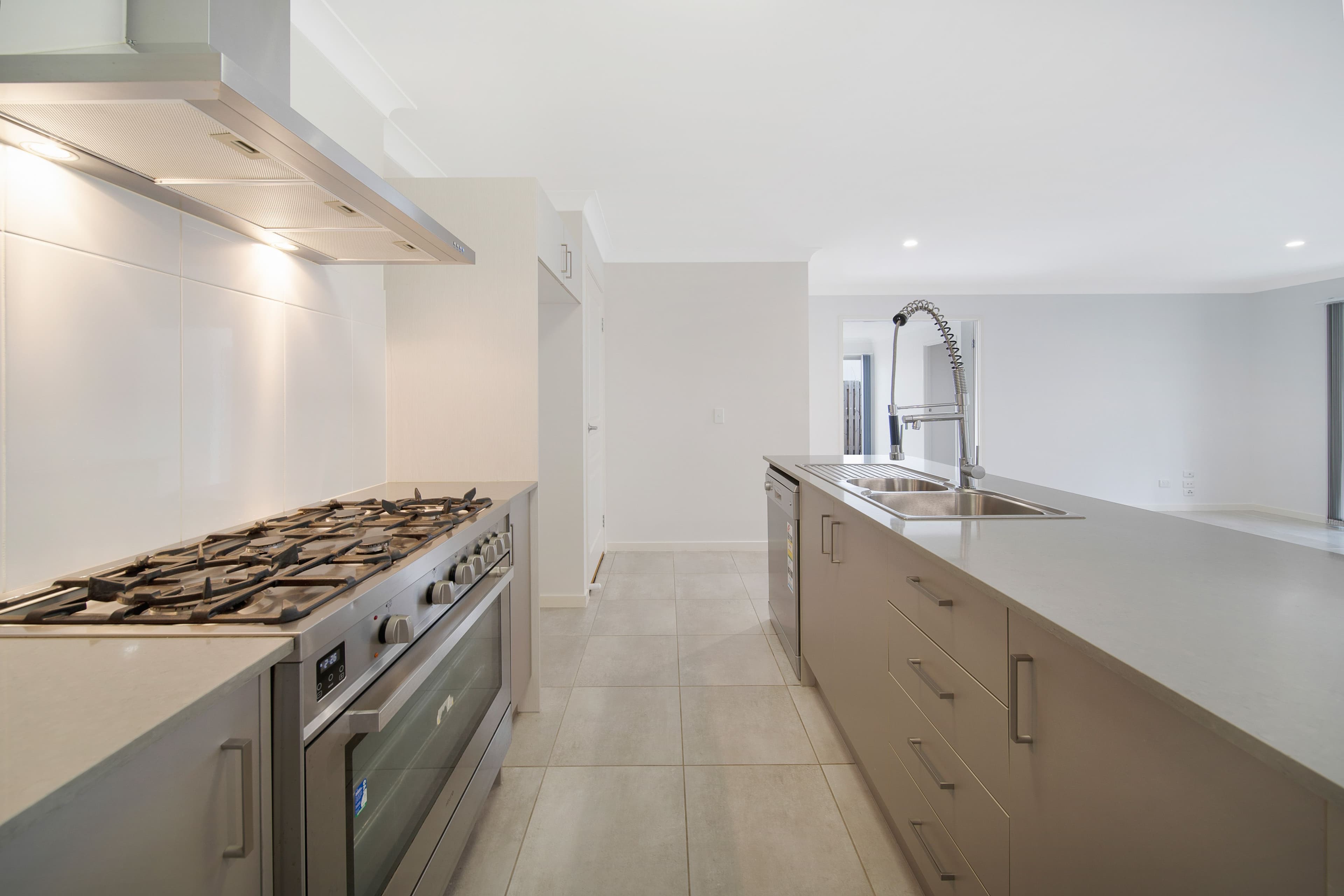 38 Hill End Avenue, Hillcrest QLD 4118, Hillcrest - Thumbnail 2