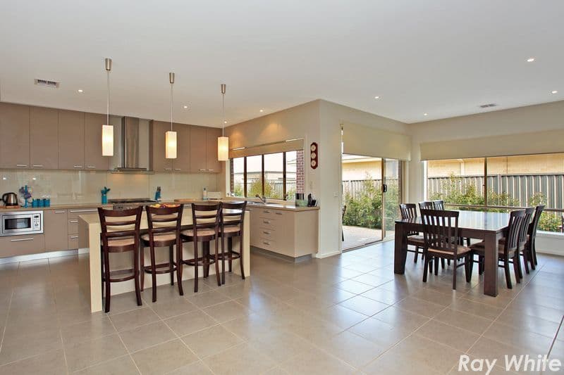 2 Heron Close, PAKENHAM VIC 3810, Pakenham - Thumbnail 2
