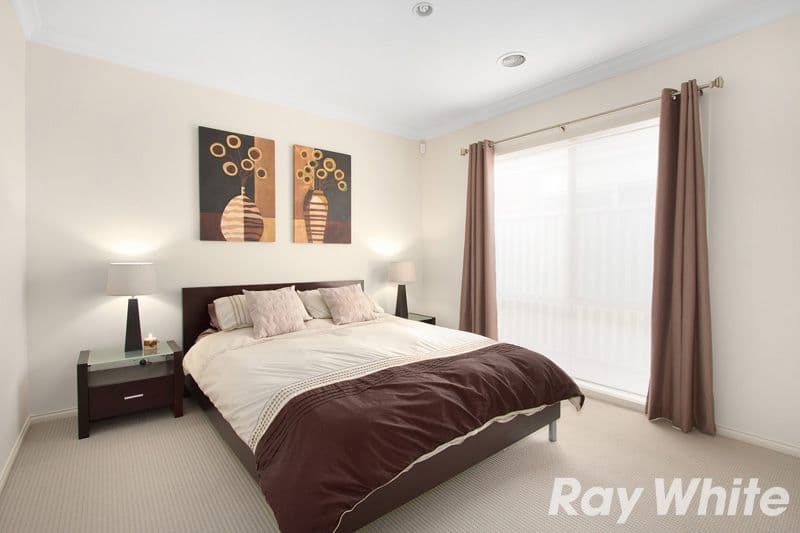 24 Macalister Place, Pakenham VIC 3810, Pakenham - Thumbnail 3