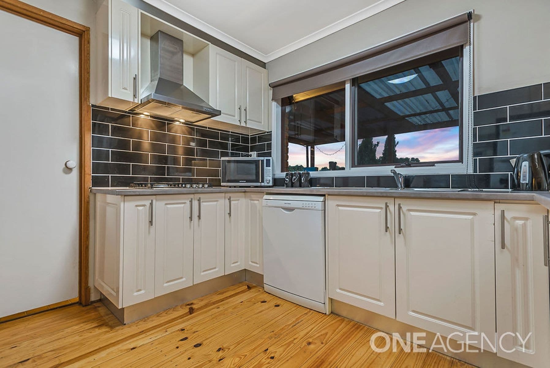 6 Kintore Close, Sunbury, Sunbury - Thumbnail 3