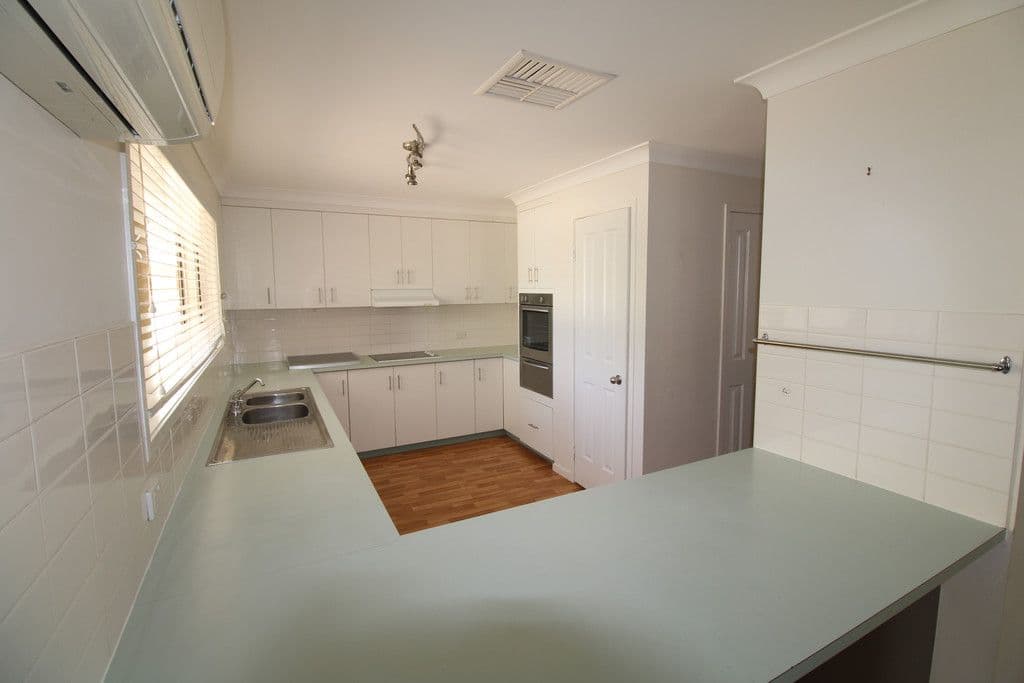 21 Cowan Crescent, Emerald QLD 4720, Emerald - Thumbnail 2