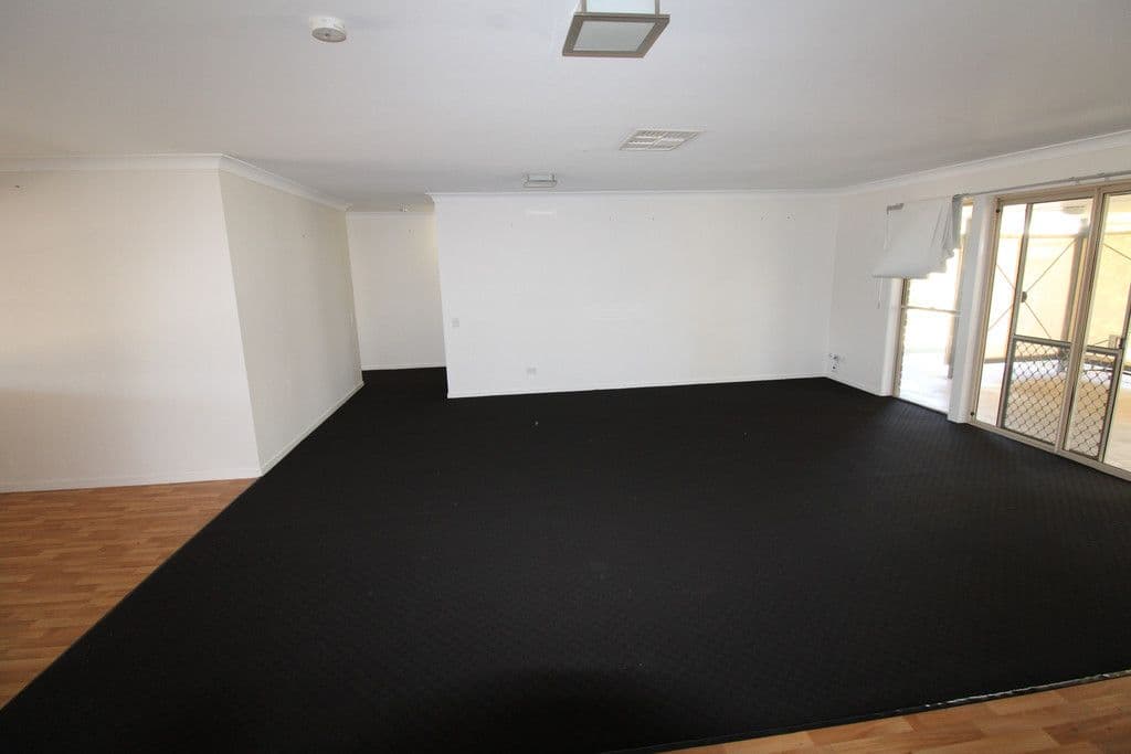 21 Cowan Crescent, Emerald QLD 4720, Emerald - Thumbnail 4
