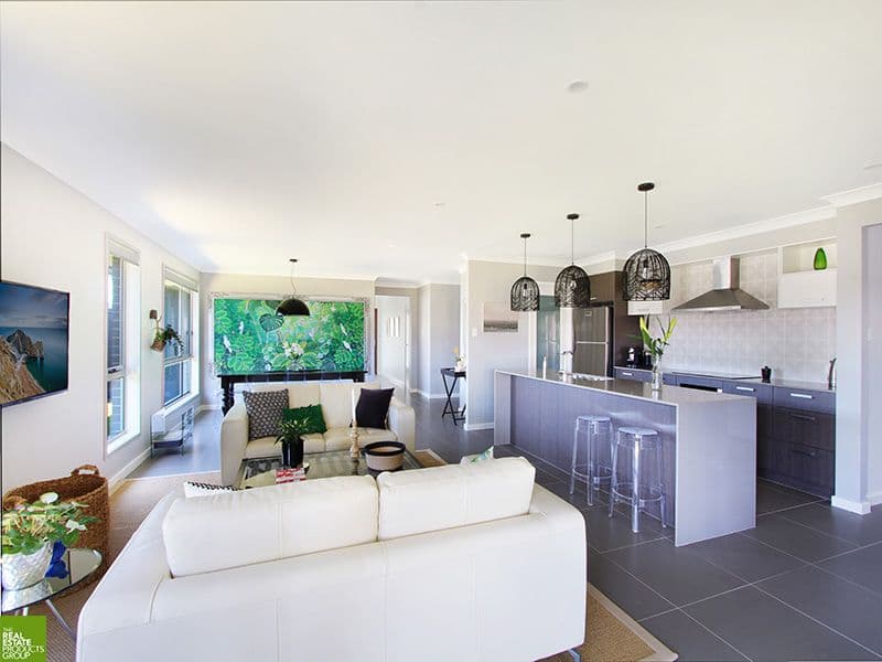108 Haywards Bay Drive, Haywards Bay - Thumbnail 2