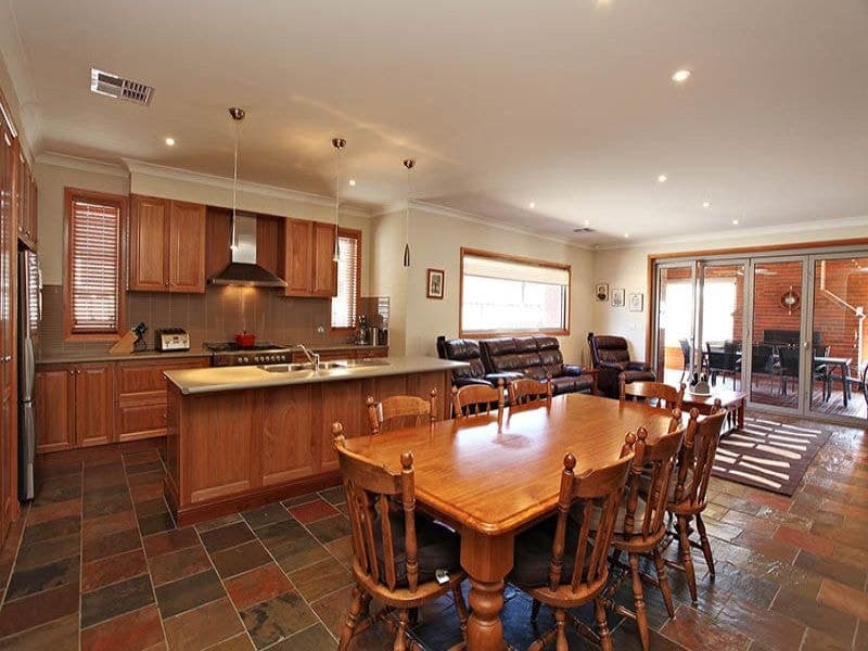 6 Hascombe Drive, Caroline Springs - Thumbnail 4