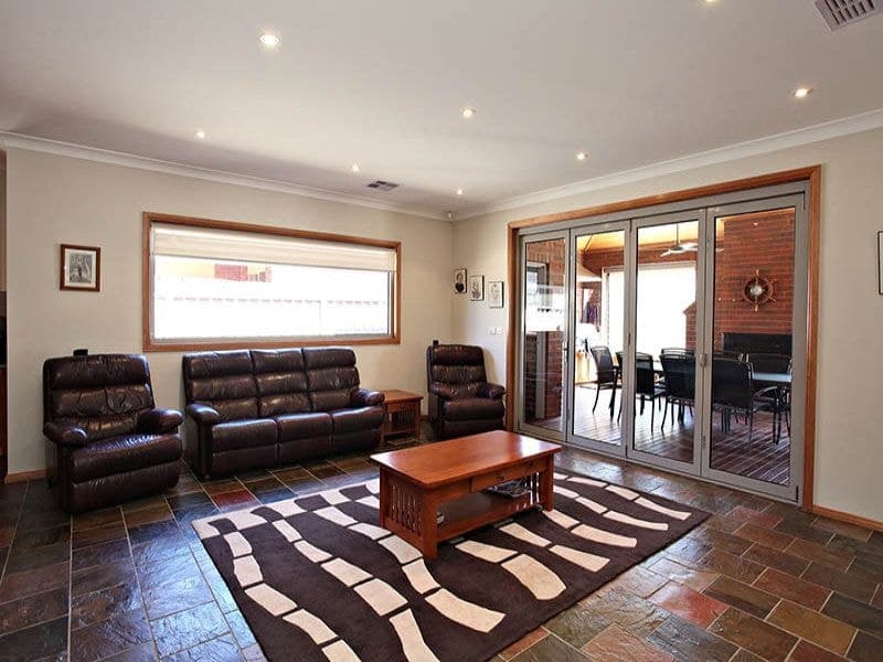 6 Hascombe Drive, Caroline Springs - Thumbnail 5