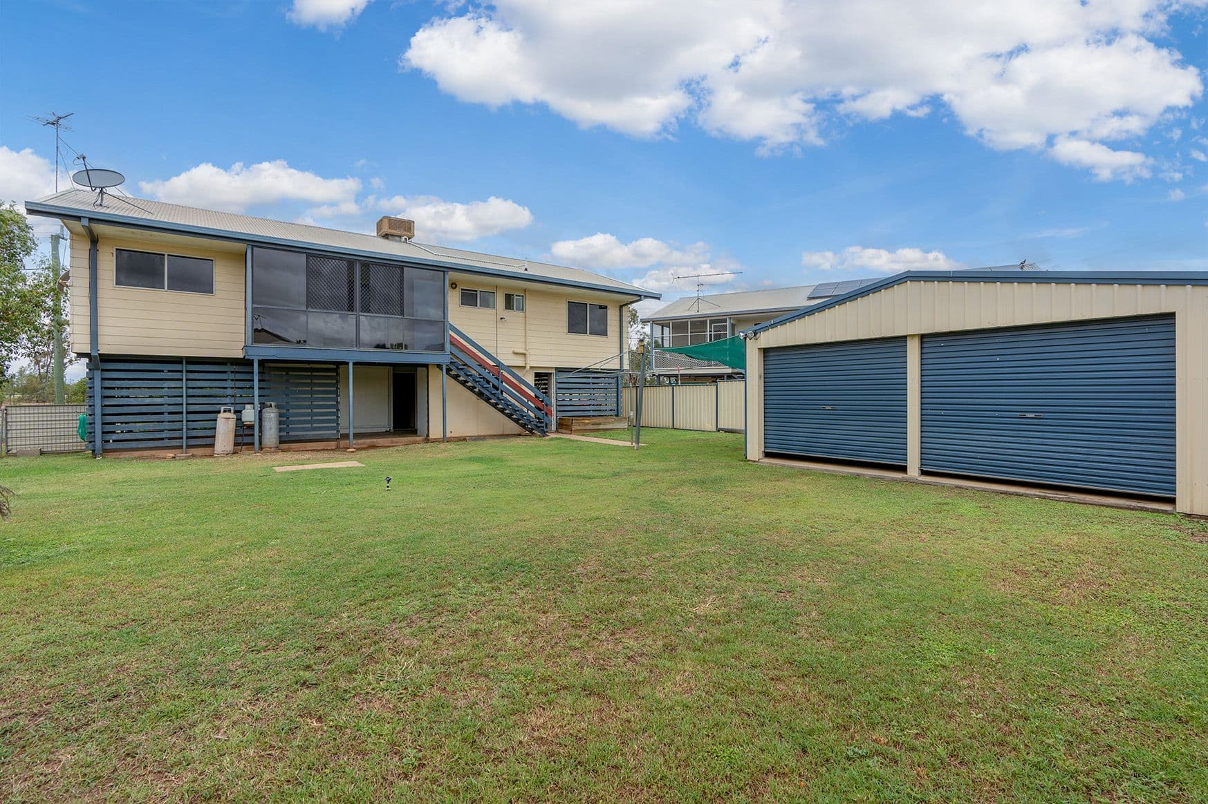 33 Park Avenue, Emerald QLD 4720, Emerald - Thumbnail 2