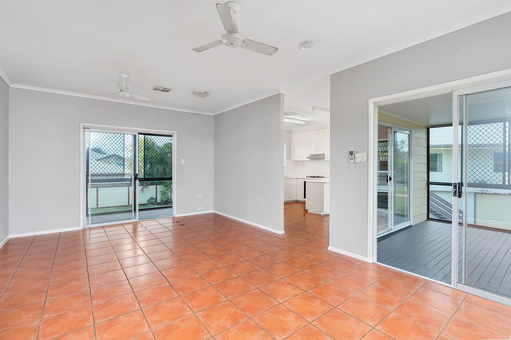 33 Park Avenue, Emerald QLD 4720, Emerald - Thumbnail 3
