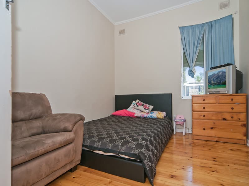15 Bloomfield Crescent, Elizabeth Downs - Thumbnail 7