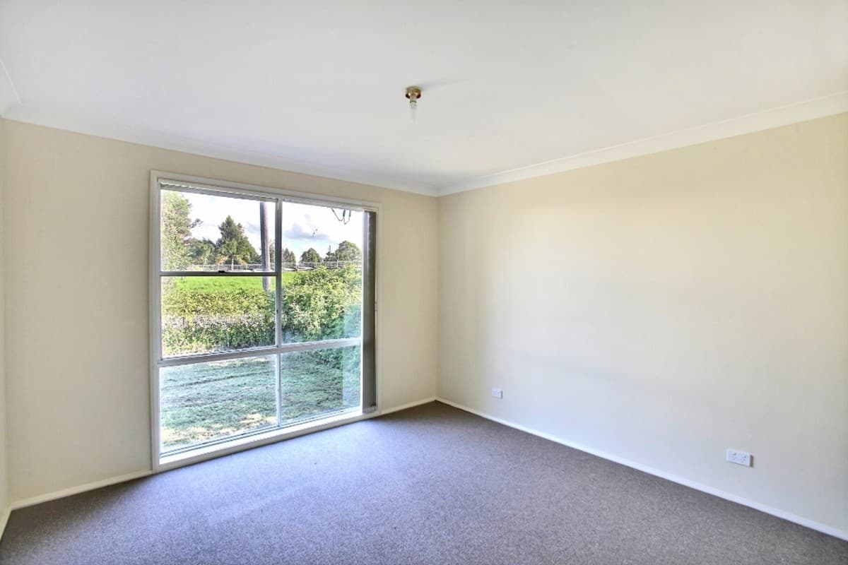 13 Thirlmere Way, TAHMOOR, Tahmoor - Thumbnail 2