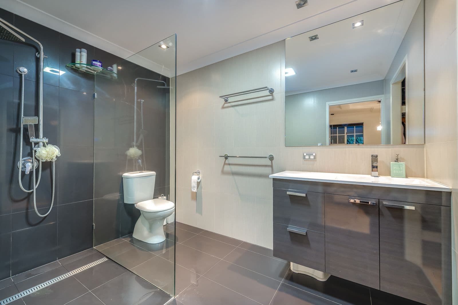 17 Mungera Street, Biggera Waters QLD 4216, Biggera Waters - Thumbnail 8