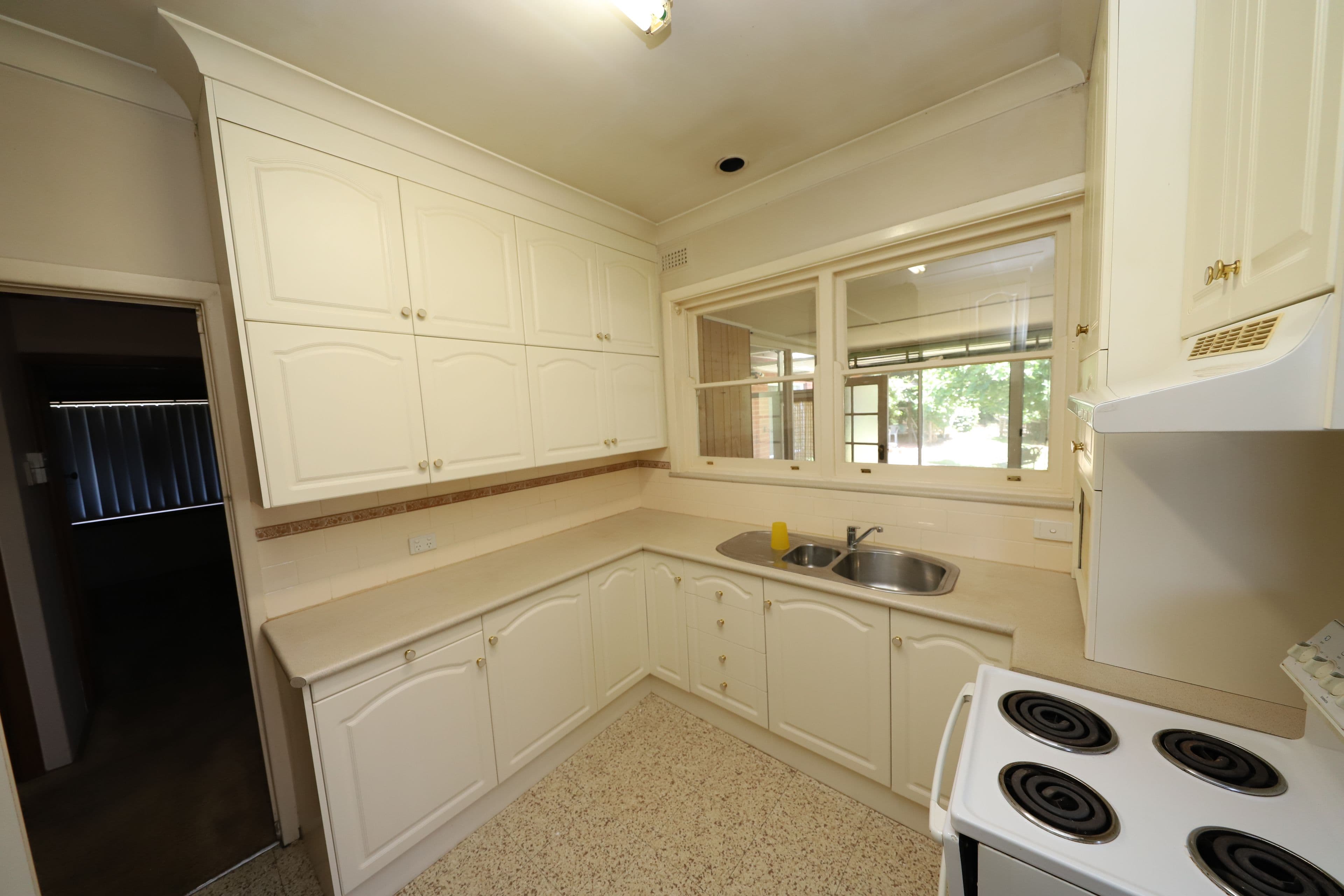 11 Simpson Street, Tumut NSW 2720, Tumut - Thumbnail 4