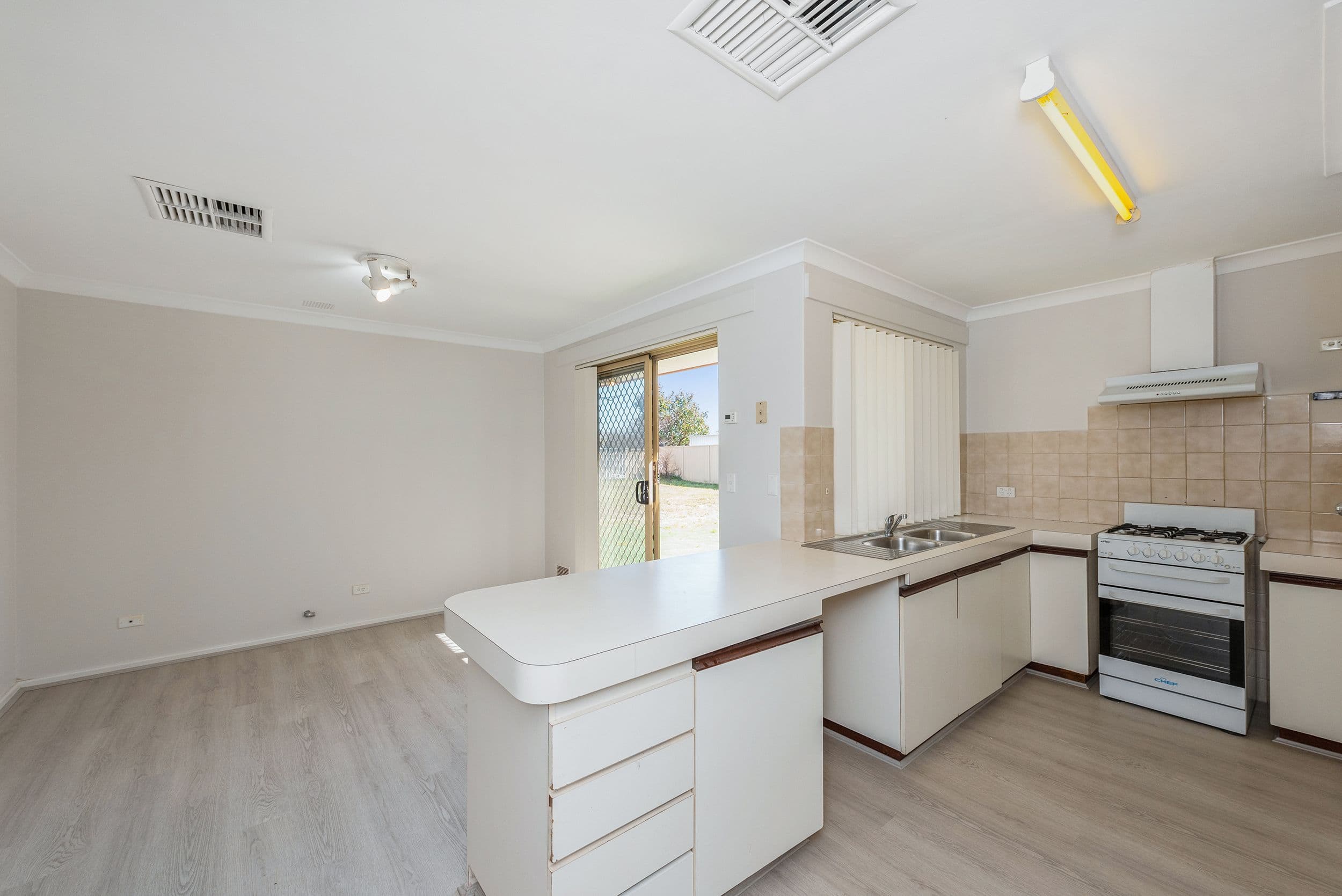 15 Woodbridge Drive, Cooloongup WA 6168, Cooloongup - Thumbnail 4