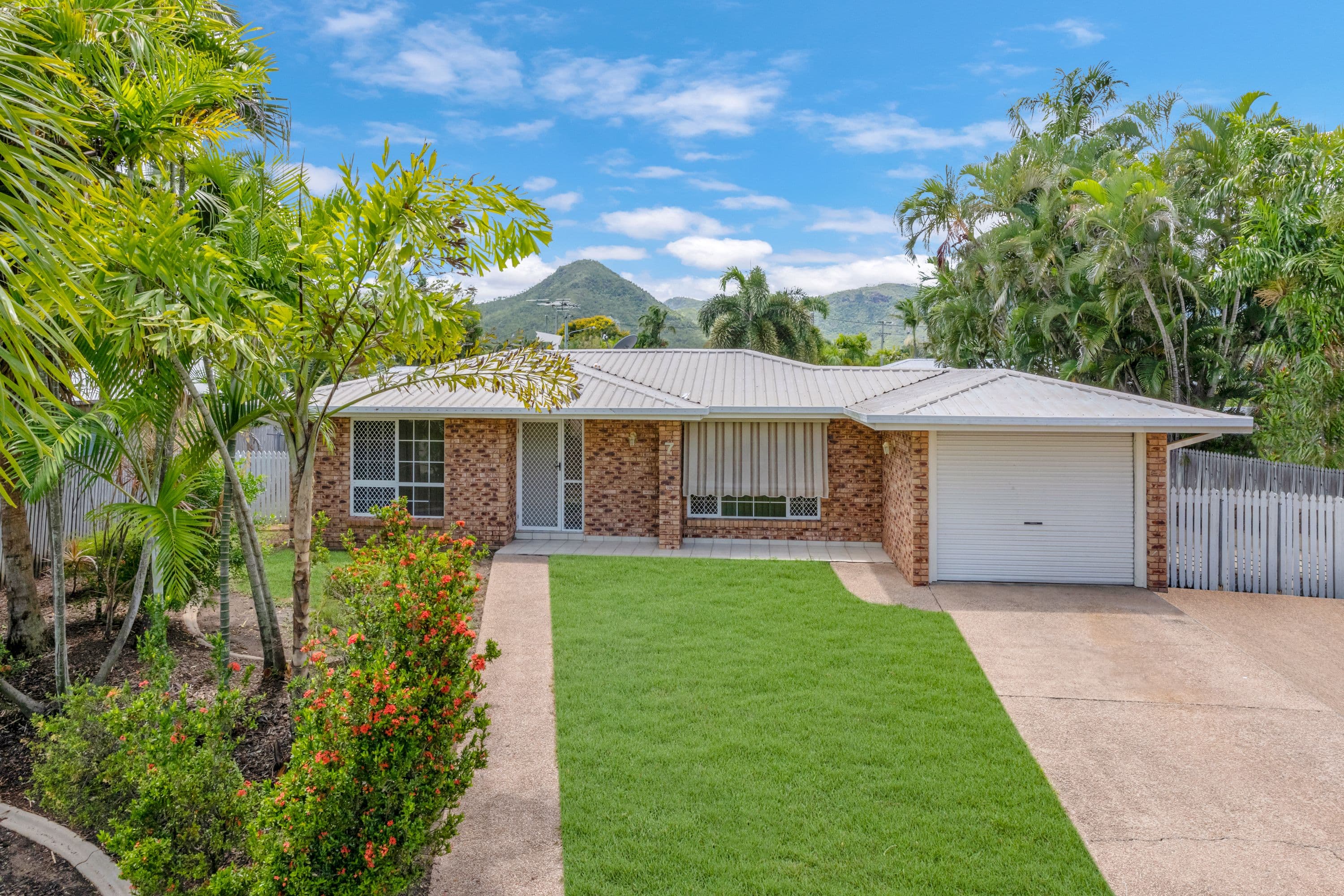 7 Sally Court, Rasmussen QLD 4815, Rasmussen - Image 1