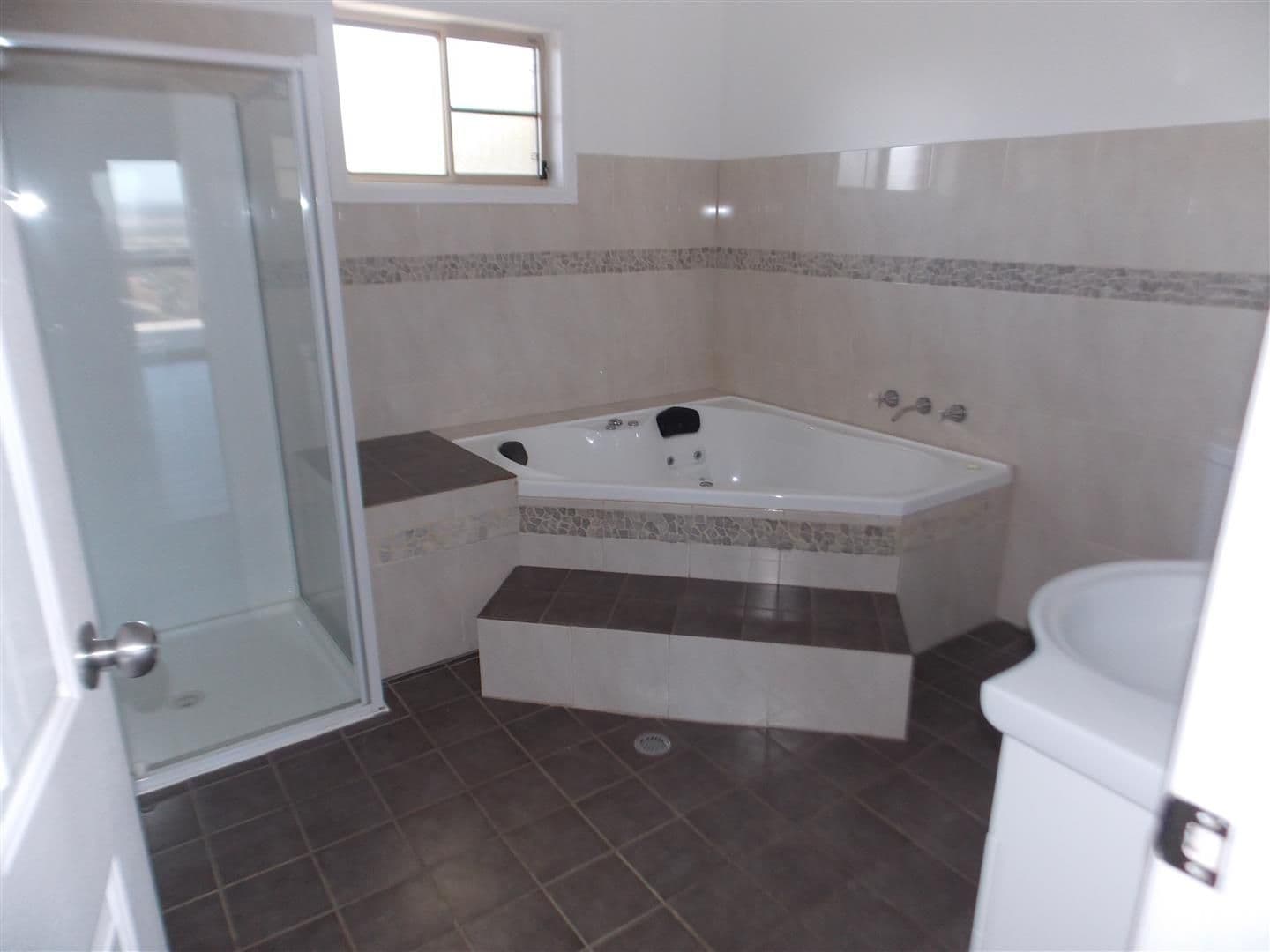 15 Glenwarrie Place, Parkes - Thumbnail 2