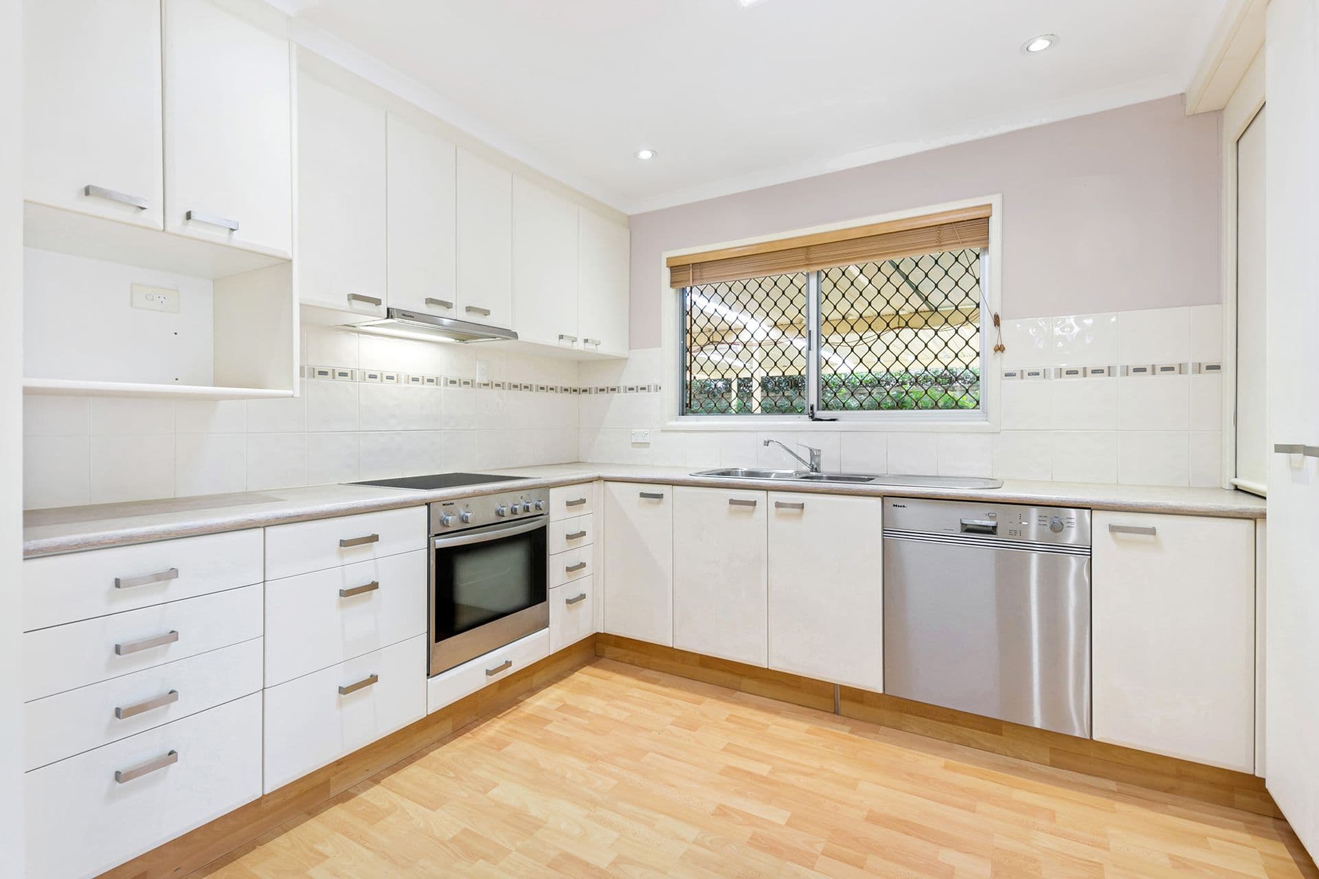 5 Koonwarra Street, Labrador QLD 4215, Labrador - Thumbnail 3