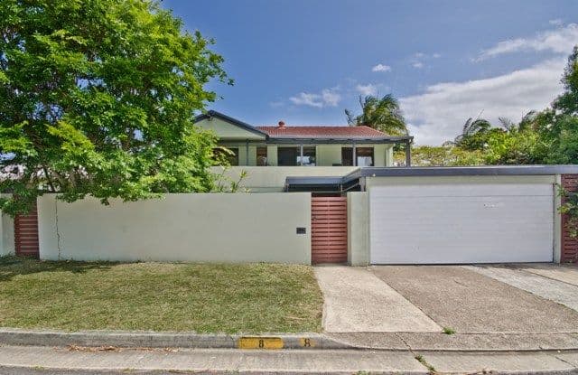 8 Raymond Avenue, BUNDALL QLD 4217, Bundall - Thumbnail 2