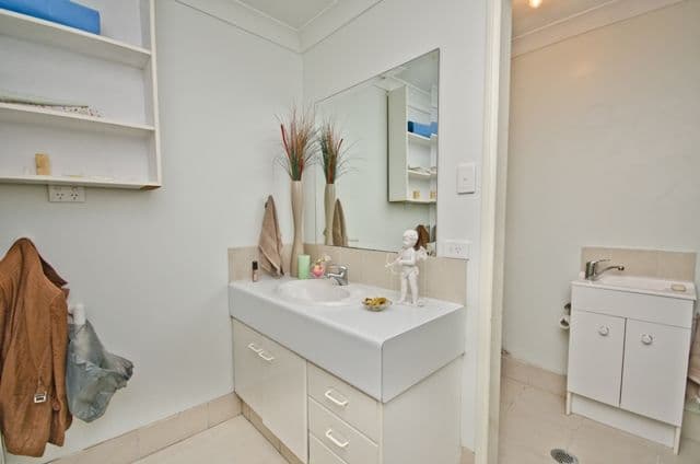 8 Raymond Avenue, BUNDALL QLD 4217, Bundall - Thumbnail 7