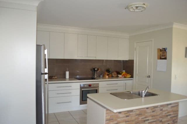 11 Beachley Place, ROSSLYN QLD 4703, Rosslyn - Thumbnail 3