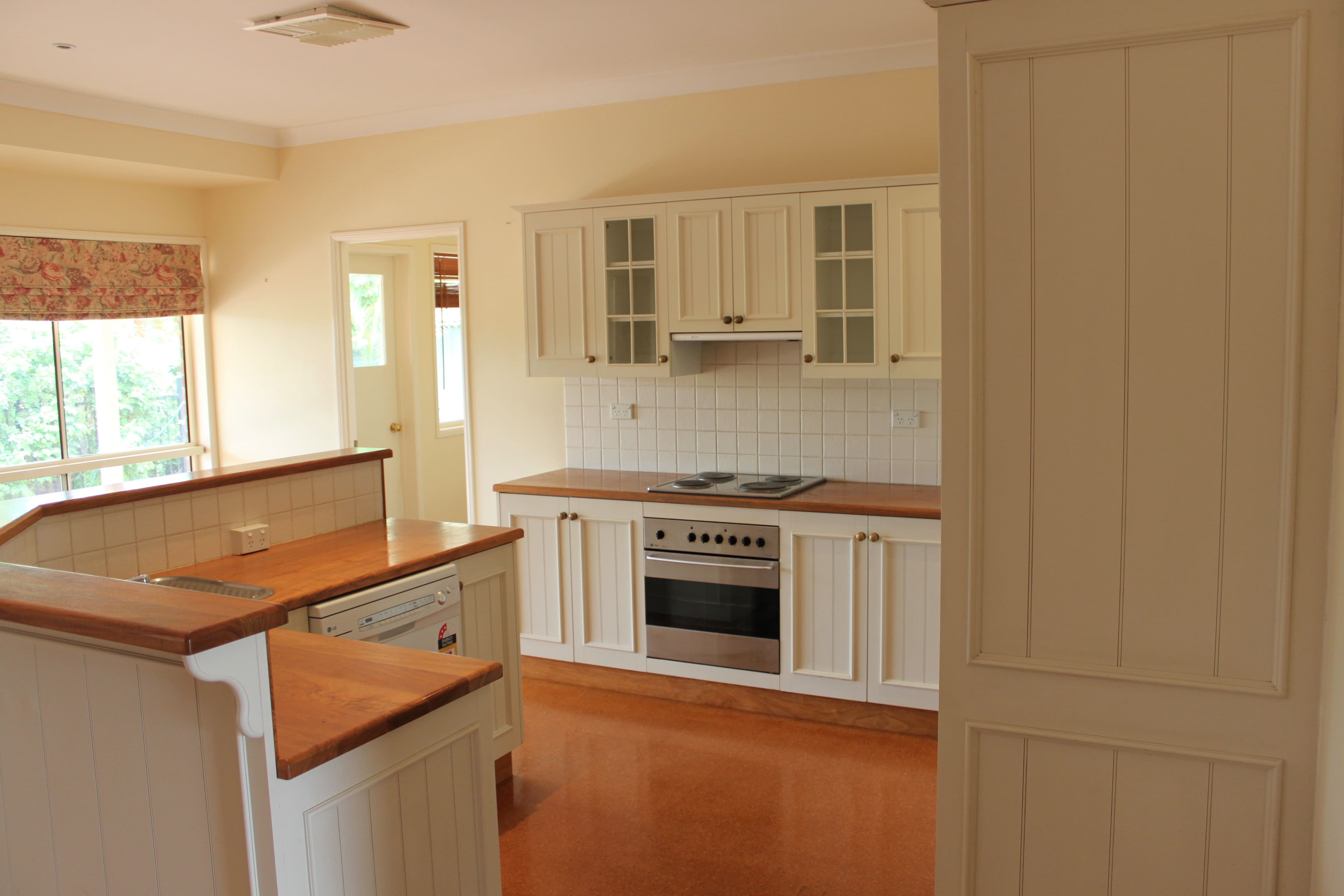 28 Whitchurch Road, Emerald QLD 4720, Emerald - Thumbnail 2