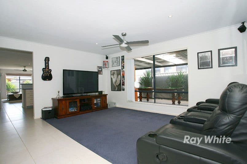 10 Reynard Place, CRANBOURNE EAST VIC 3977, Cranbourne East - Thumbnail 2