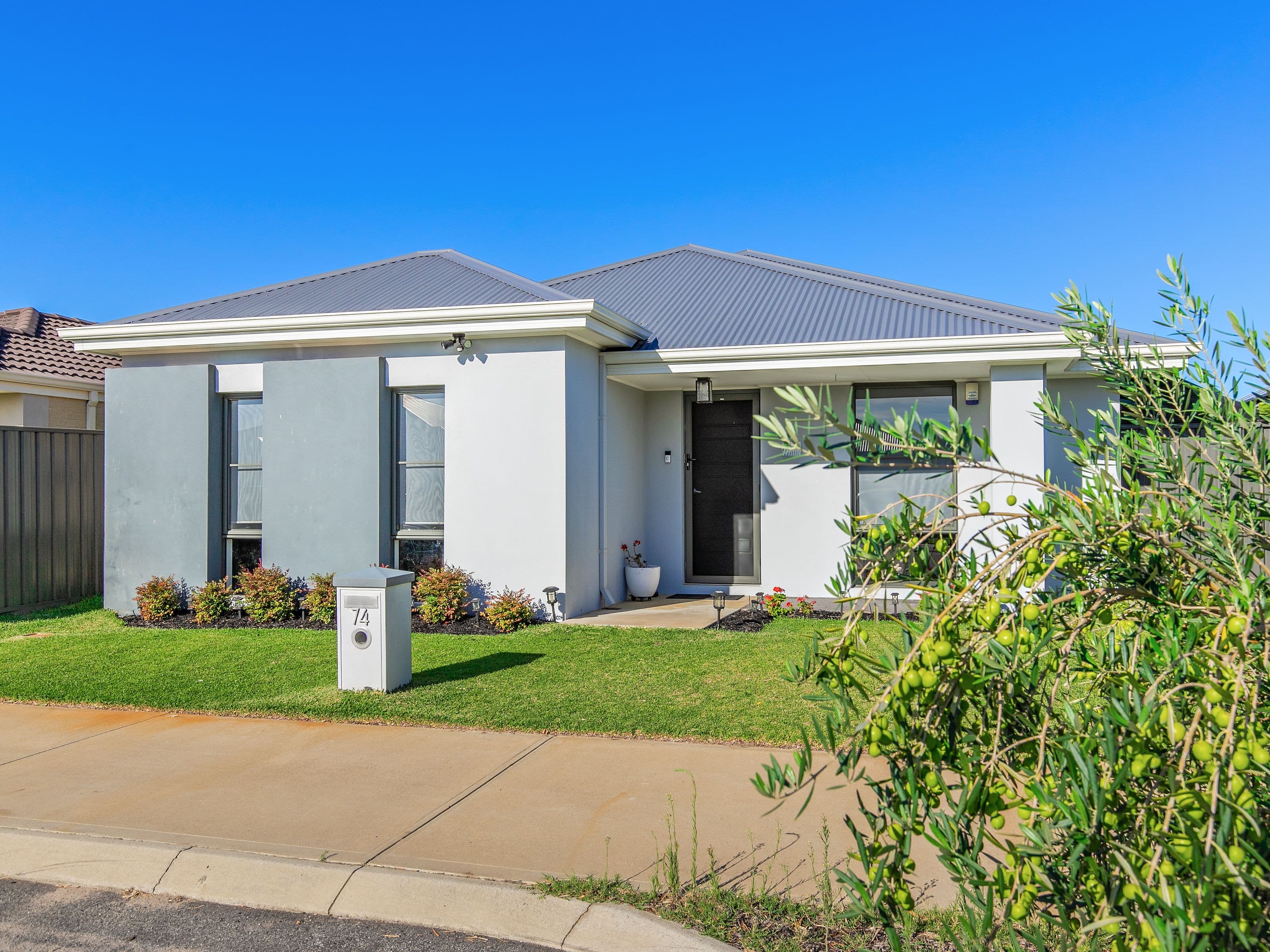 74 Bottlenose Circuit, Waikiki WA 6169, Waikiki - Thumbnail 2