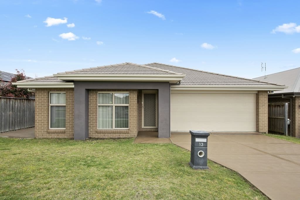 13 Golden Whistler Avenue, Aberglasslyn - Image 1