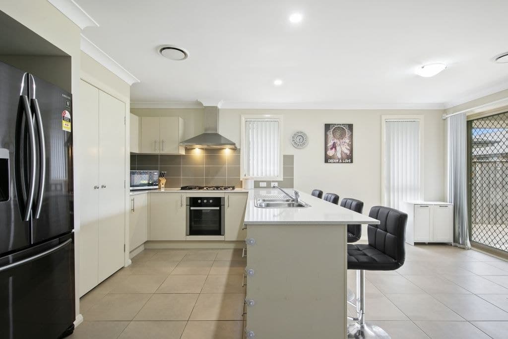 13 Golden Whistler Avenue, Aberglasslyn - Thumbnail 3