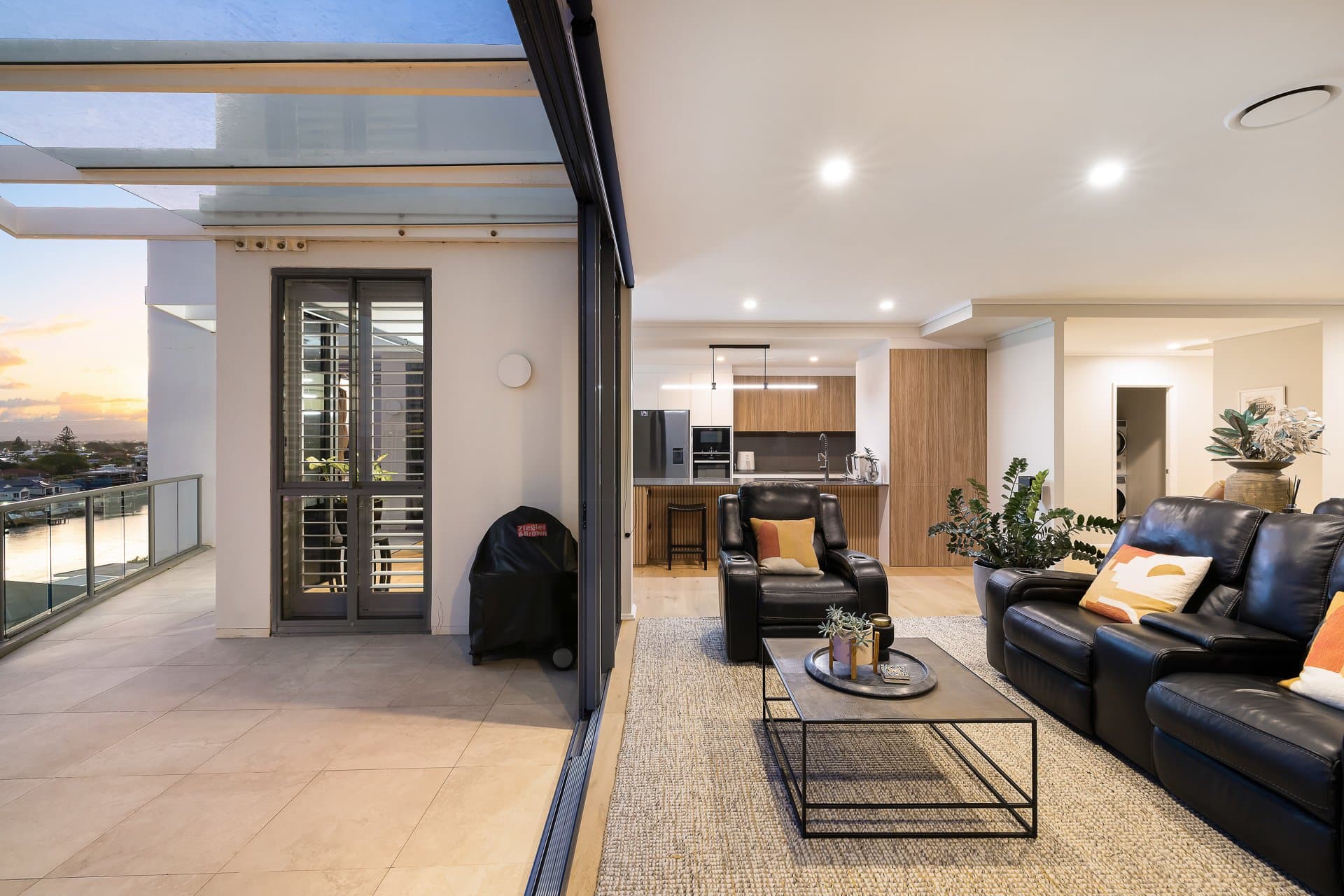 802/6 Tarcoola Crescent, Chevron Island - Thumbnail 3