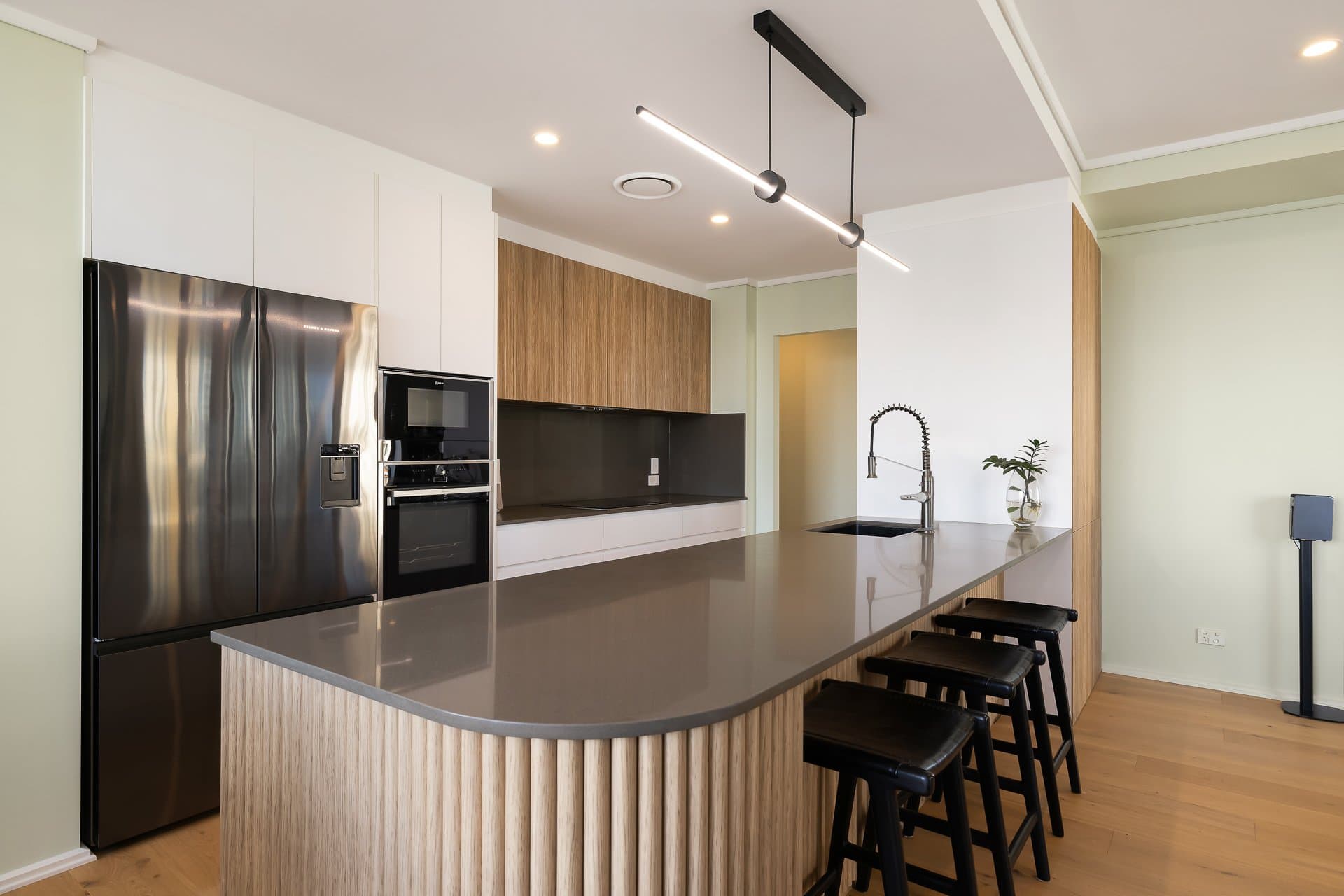 802/6 Tarcoola Crescent, Chevron Island - Thumbnail 8