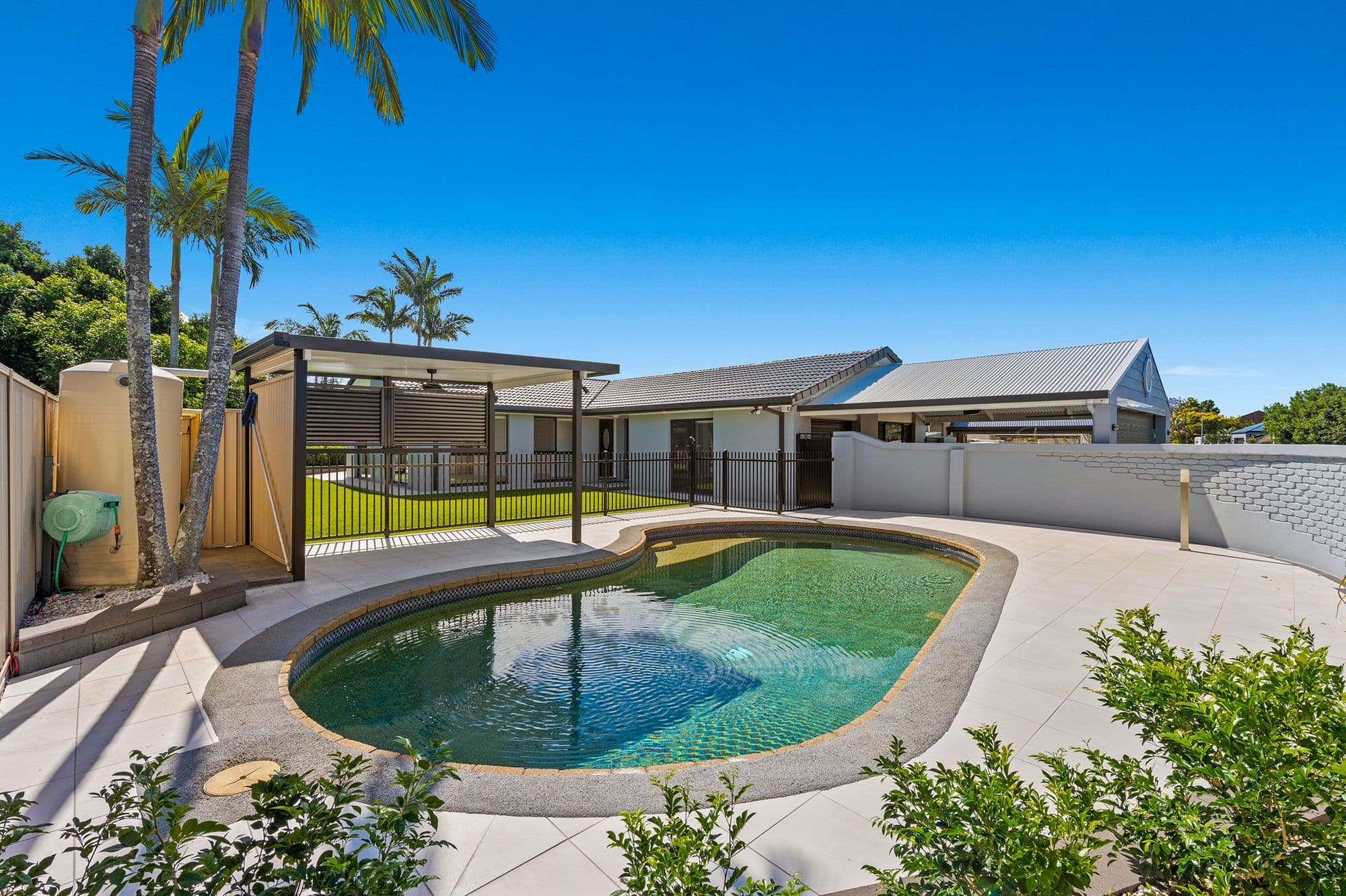 4 Seaspray Street, Paradise Point QLD 4216, Paradise Point - Thumbnail 3