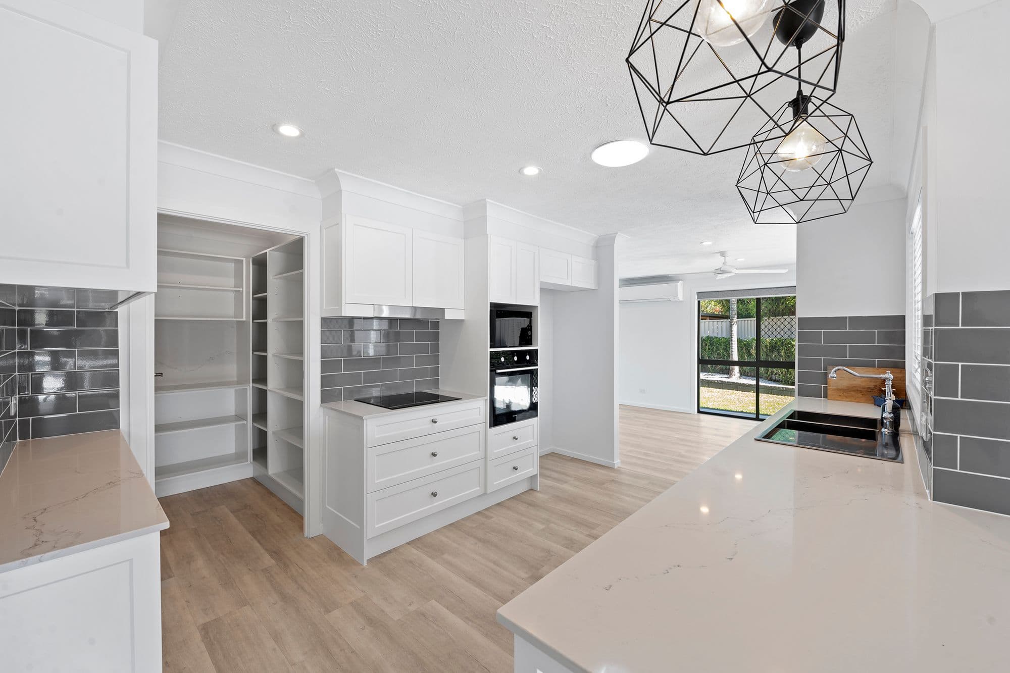 4 Seaspray Street, Paradise Point QLD 4216, Paradise Point - Thumbnail 8