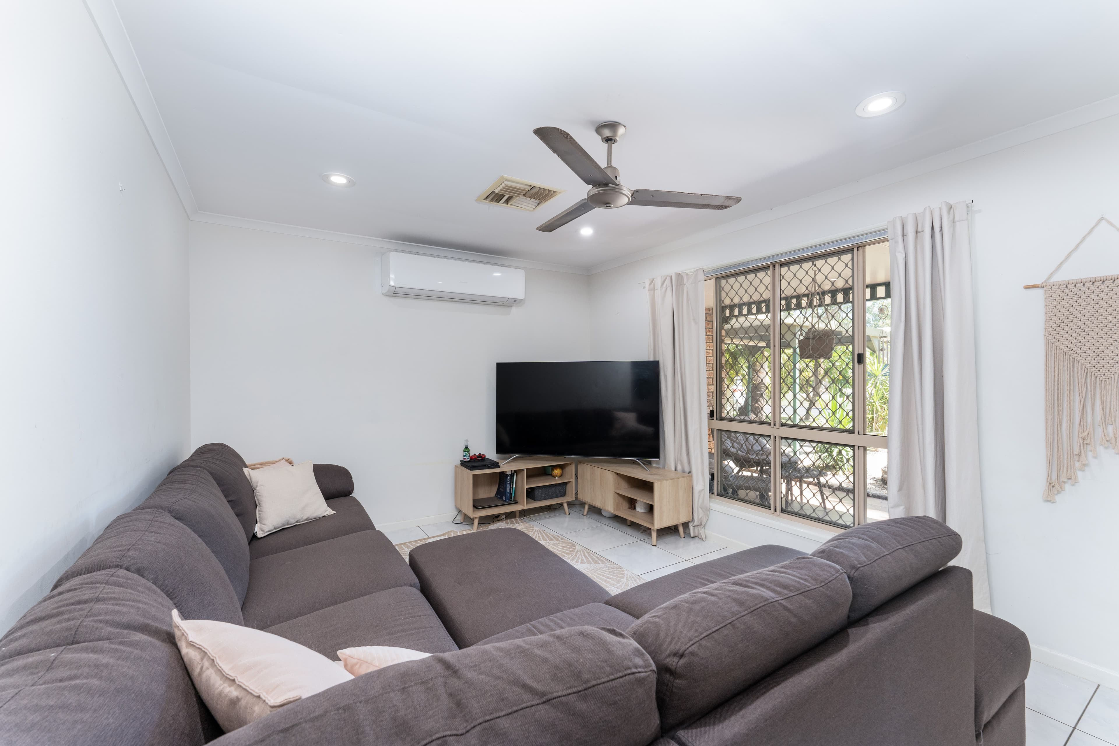 34 Park Avenue, Emerald QLD 4720, Emerald - Thumbnail 2
