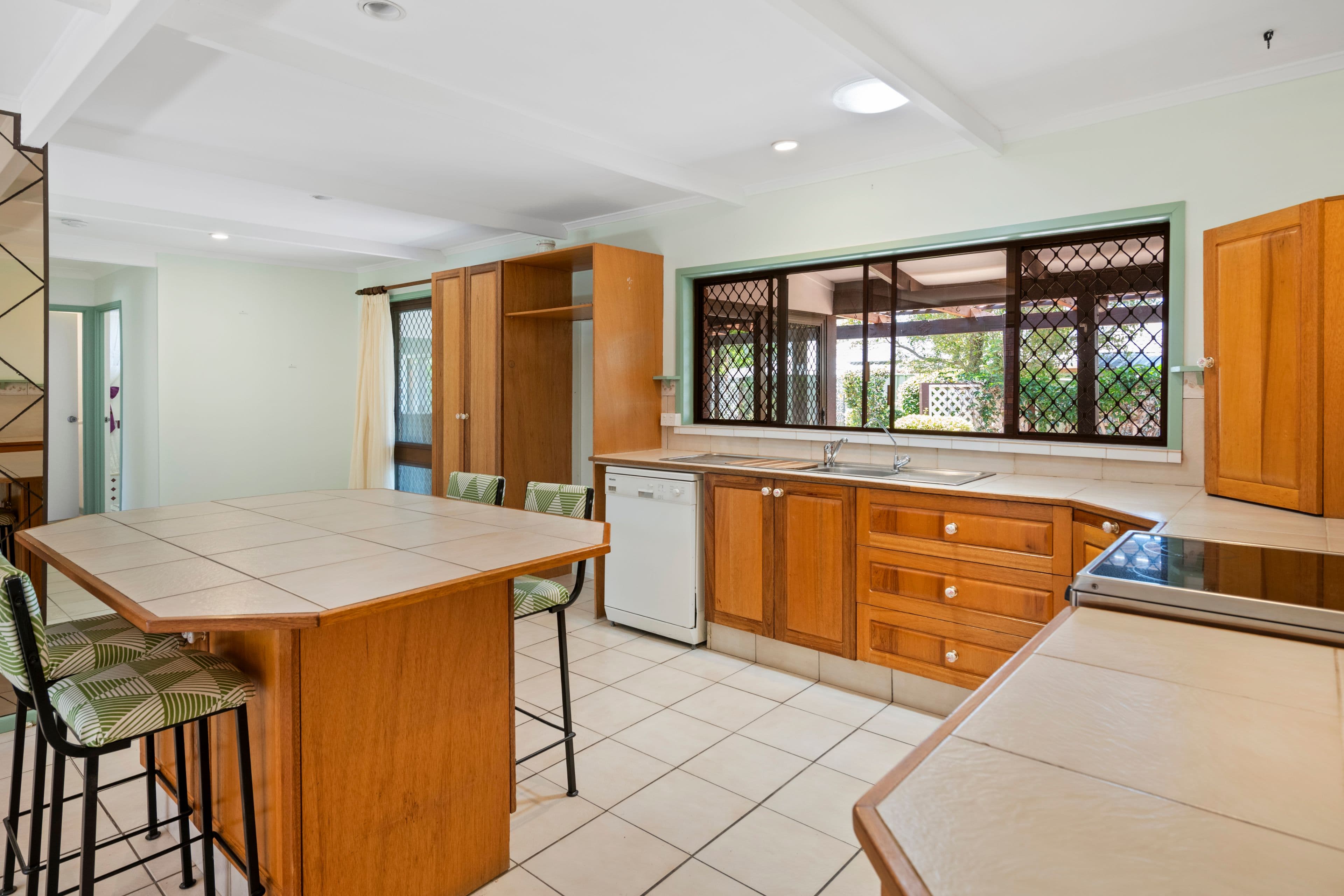 6 Golden Crescent, Southport QLD 4215, Southport - Thumbnail 4