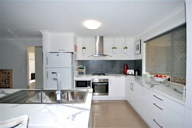 4 Yerrecoin Place, BURLEIGH WATERS QLD 4220, Burleigh Waters - Thumbnail 4