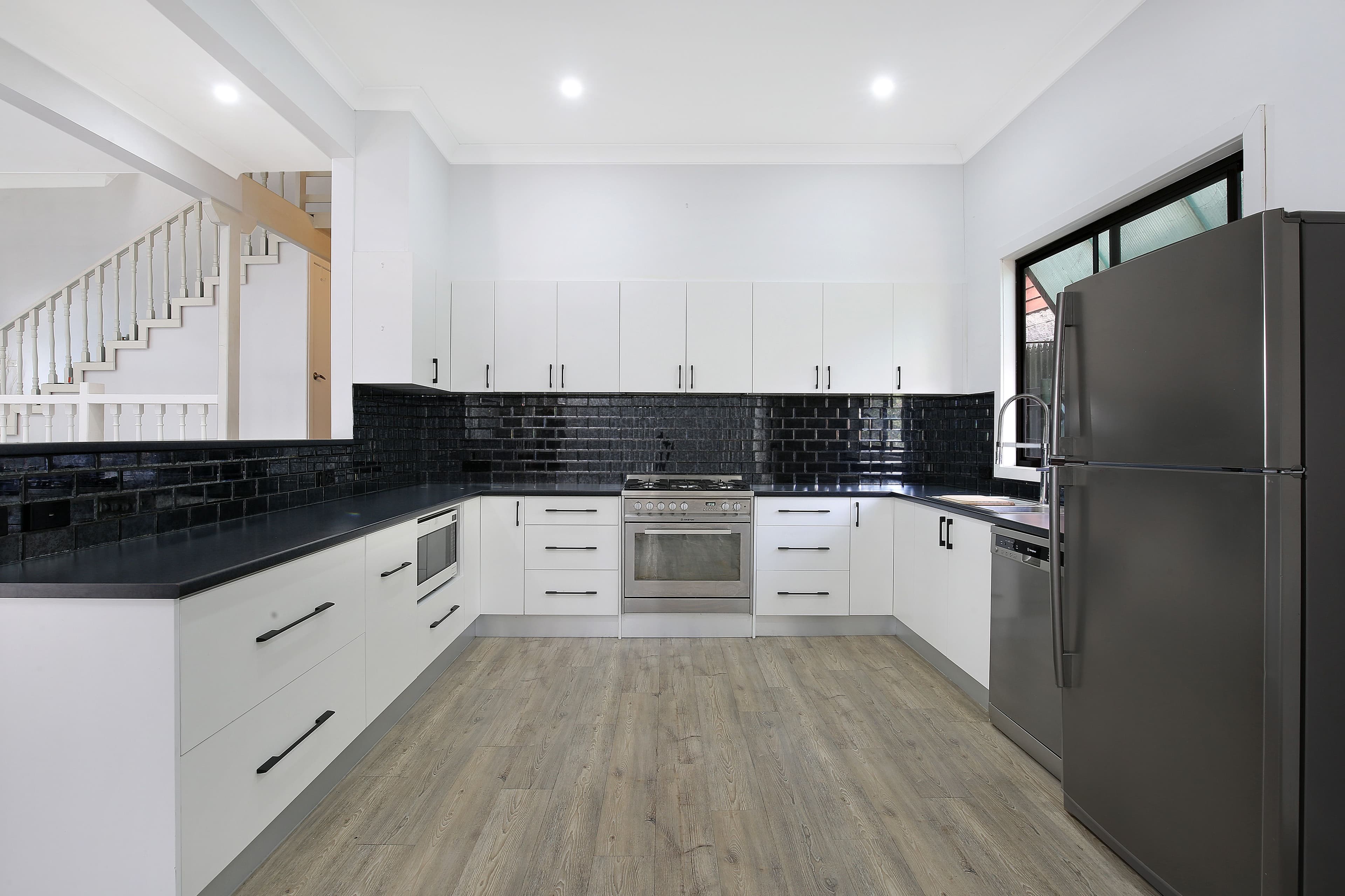32 Brendon Avenue, Farmborough Heights - Thumbnail 2