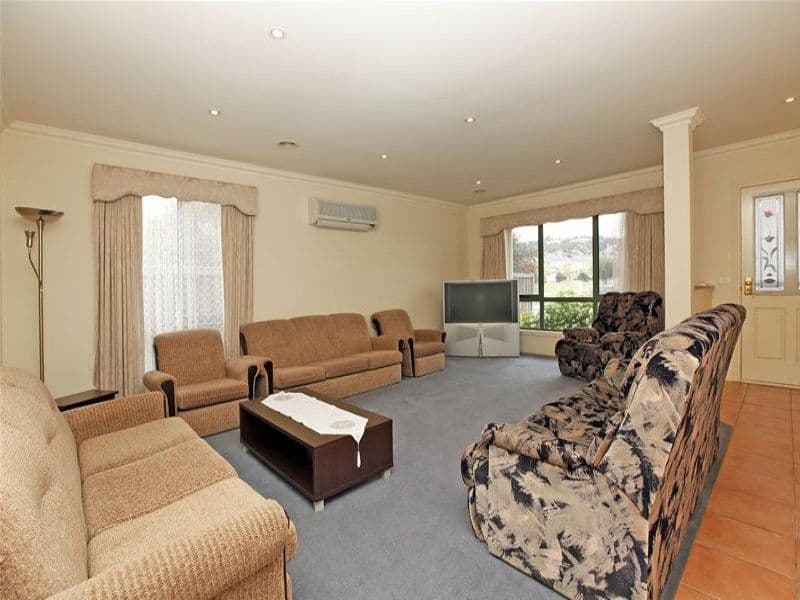 2 Pretty Valley Grove, SOUTH MORANG VIC 3752, South Morang - Thumbnail 3