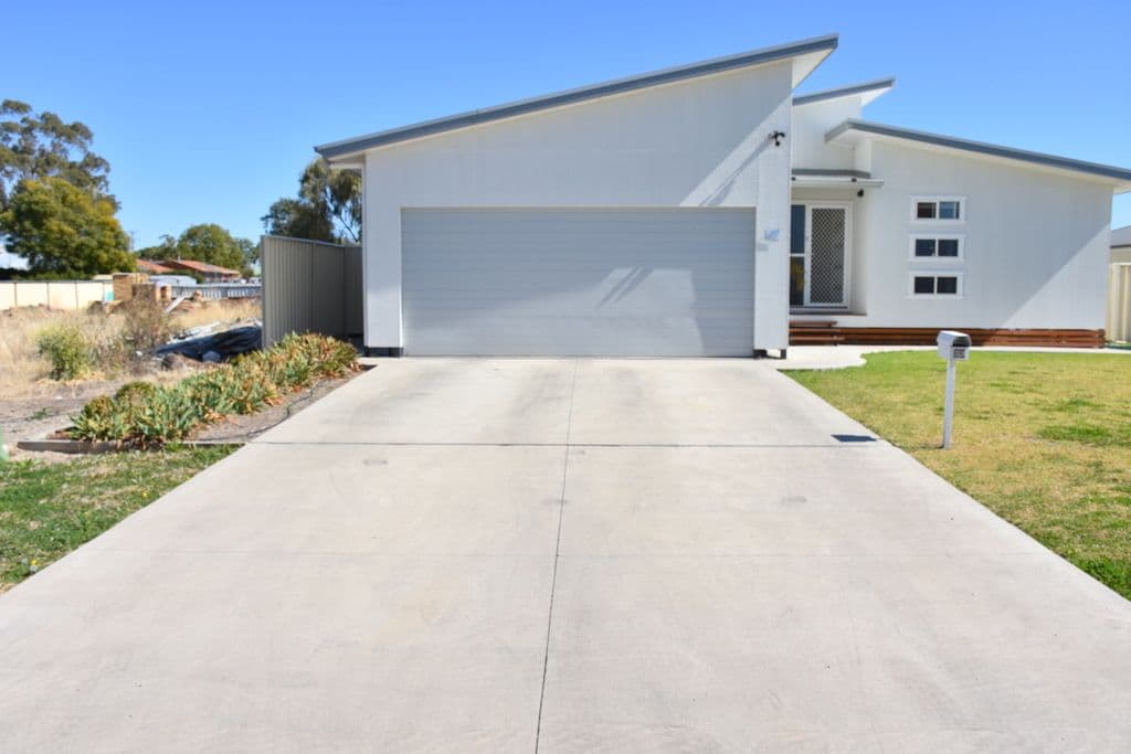 33 Bohenia Crescent, Moree NSW 2400, Moree - Thumbnail 2