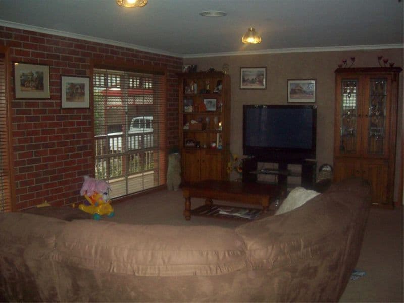 76  Roulston Way, WALLAN VIC 3756, Wallan - Thumbnail 2