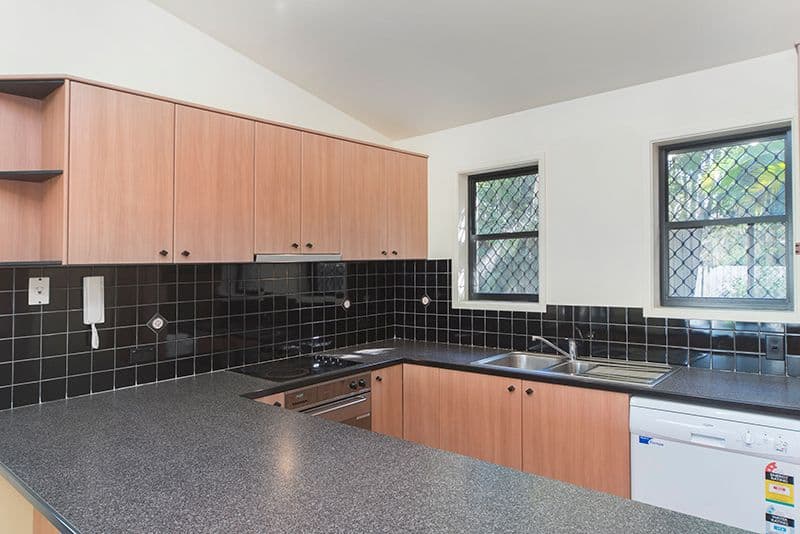 118 Pohlman Street, SOUTHPORT QLD 4215, Southport - Thumbnail 3
