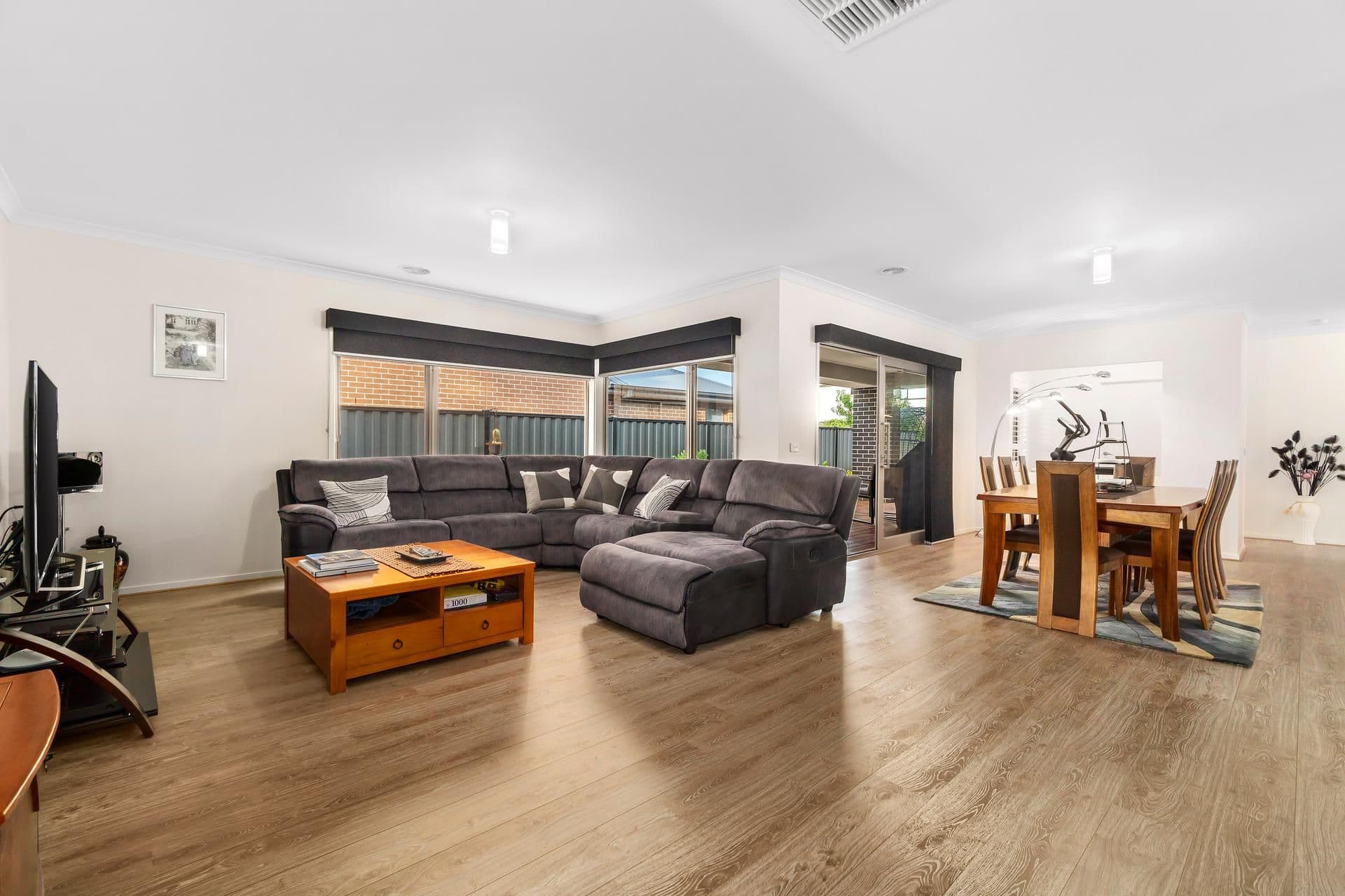 33 Emblem Way, Craigieburn VIC 3064, Craigieburn - Thumbnail 3
