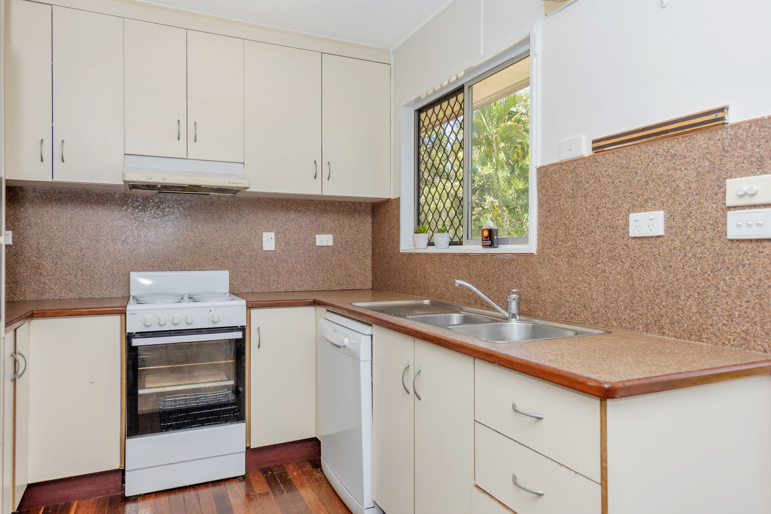 212 Charles Street, Cranbrook QLD 4814, Cranbrook - Thumbnail 3